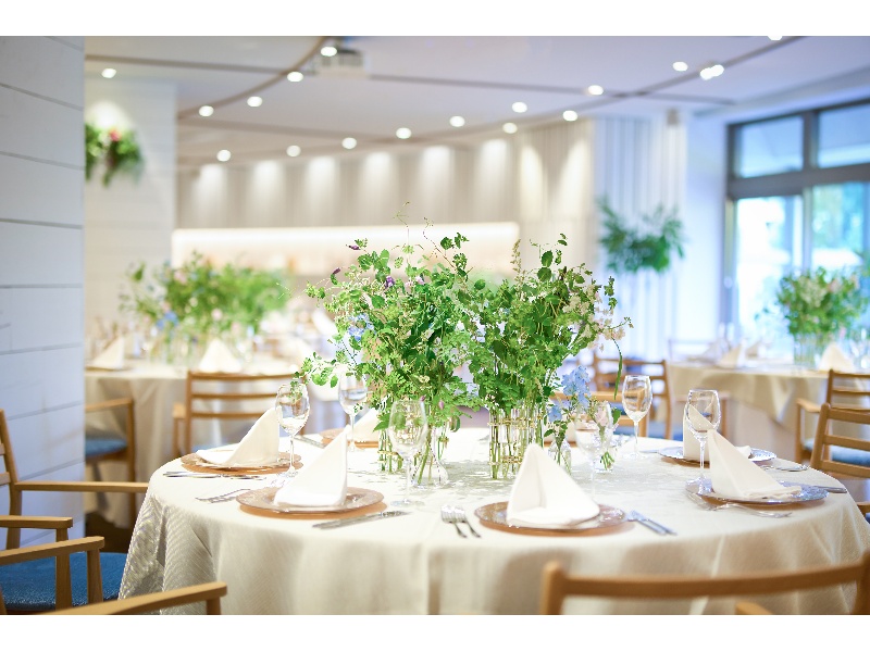 【テーブル装飾・演出】企業のブランドカラーやイベントのテーマに合わせた空間演出が可能です。装花はオプション（別料金）にて、ご予算や目的に応じて柔軟にご提案。周年記念パーティーやVIPをお迎えする会食など、特別なシーンを華やかに彩ります。