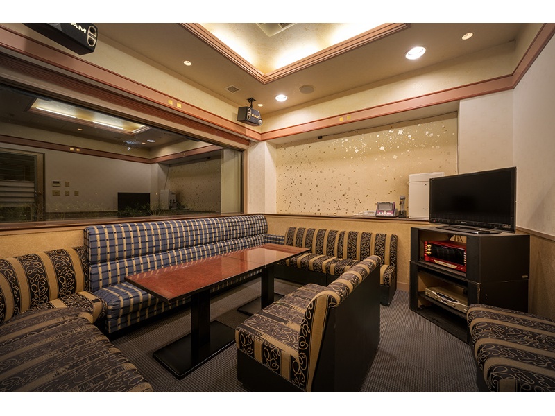 カラオケルーム（1室のみのご用意です。）
※要事前予約