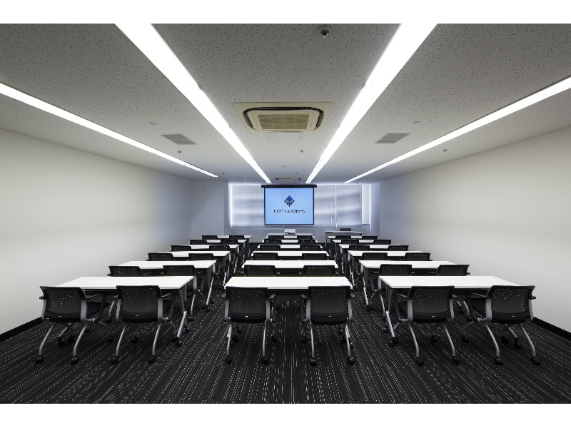 30名～50名規模の中会議室になります。
研修・会議等多岐にわたりご利用可能です。
※スクール形式サンプルレイアウトになります。