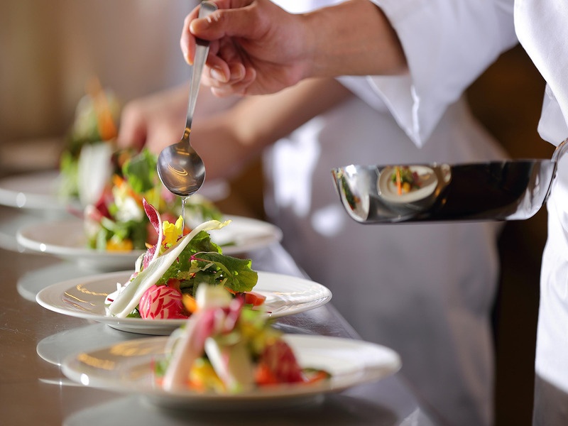 会場のすぐそばにキッチンを配置