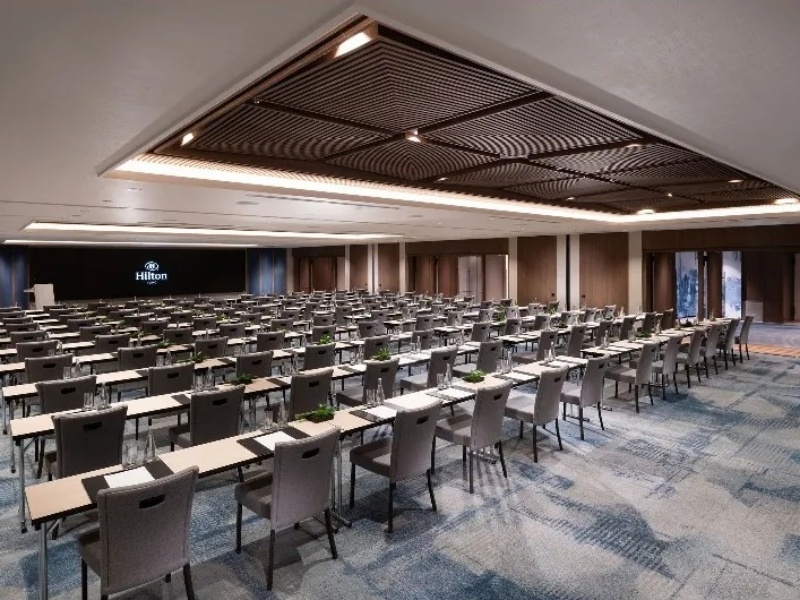 スクール形式最大150名収容可能