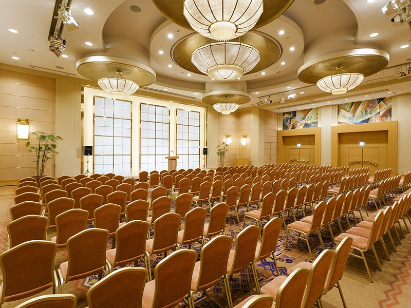 樹海・樹氷
ほどよい広さと落ち着いた雰囲気を持つ端正な中宴会場。