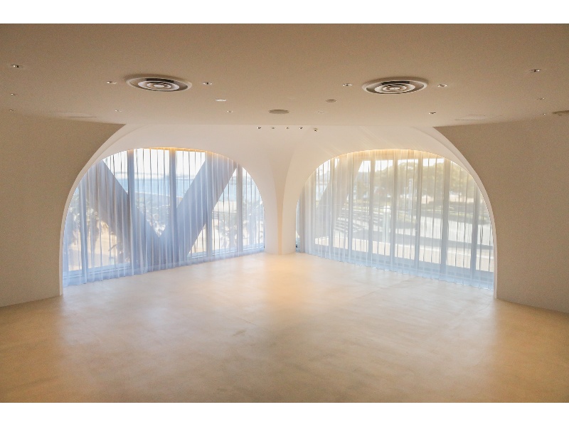 【Celebration Hall】
シンプルで洗練されたフラットスペース。セレモニーから展示スペース、レセプションパーティーなど、自由度の高いパーティー演出が叶います。