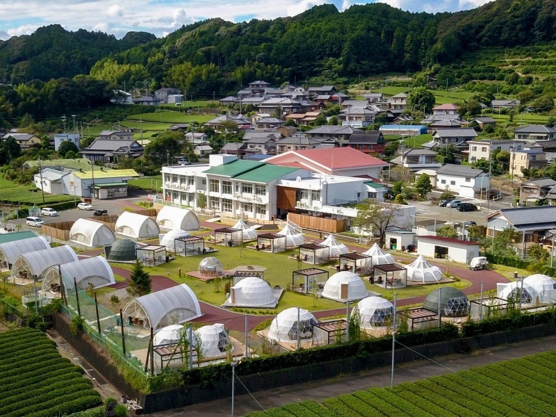  緑豊かな山間に広がる、開放感あふれる施設全景
