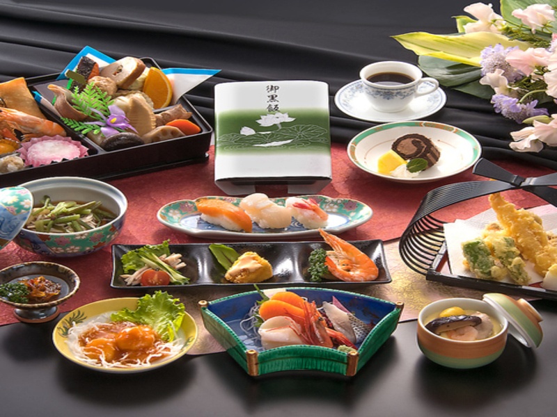 星彩
食後のミニコーヒーとデザート付 
※折詰・黒飯付は12030円(税込)