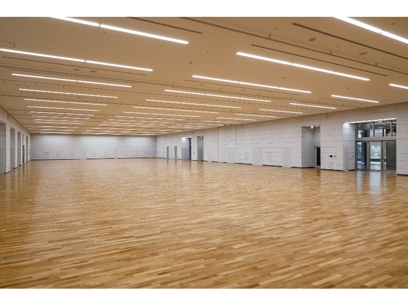 面積1,530㎡、天井高5mの無柱空間4室を配備。展示会・見本市やイベント、セミナー、就職フェア、試験、美術展覧会など、幅広いご用途にお応えします。