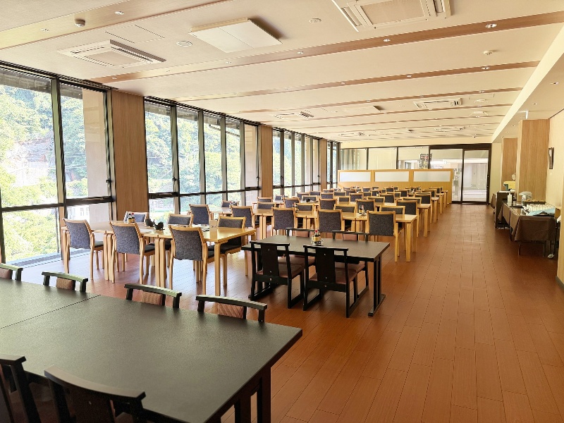 斐伊川のせせらぎを聞きながら味わう宴会料理。レストランでは地元食材をふんだんに使った会席料理をご堪能いただけます。