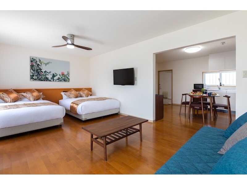 客室（ダブルベッド2, ソファベッド1はフルフラットのシングルベッドにできます）