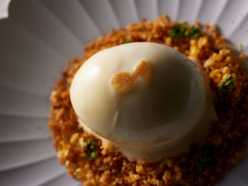 繊細な技法で仕上げられた印象的な一皿。その美しい佇まいからもシェフのこだわりが伝わります。