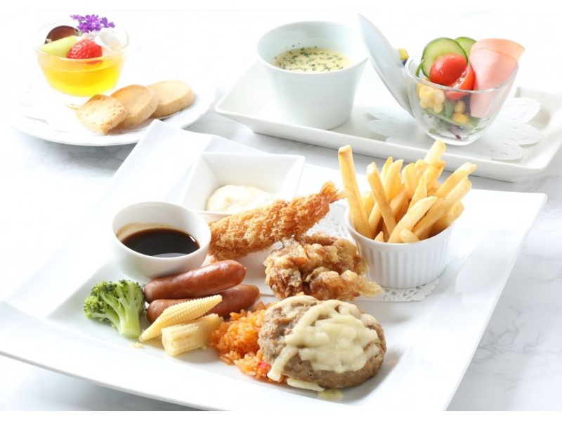 お子様プレート　2,000円
お祝いのお席にふさわしいお食事をご用意
この日の主役はお子様！ 2種類のお子様プレートをご用意しております。
※写真はイメージとなります。
※3,000円のお子様プレートの用意もございます。