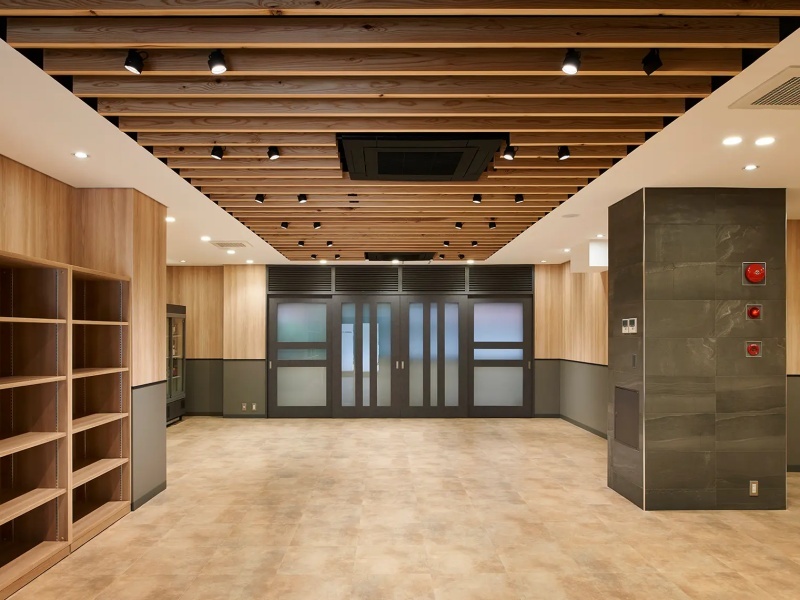 木の温もりが感じられるオープンスペースは、会議としても使用可能！