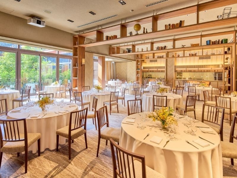 THE NORTH GALLERY（立食160名/着席135名/スクール120名/シアター180名）
各種会議・セミナーも承っております。ガラス張りの開放感ある会場はいつもと違う雰囲気で、様々な会議・講演会をお手伝いさせていただきます。