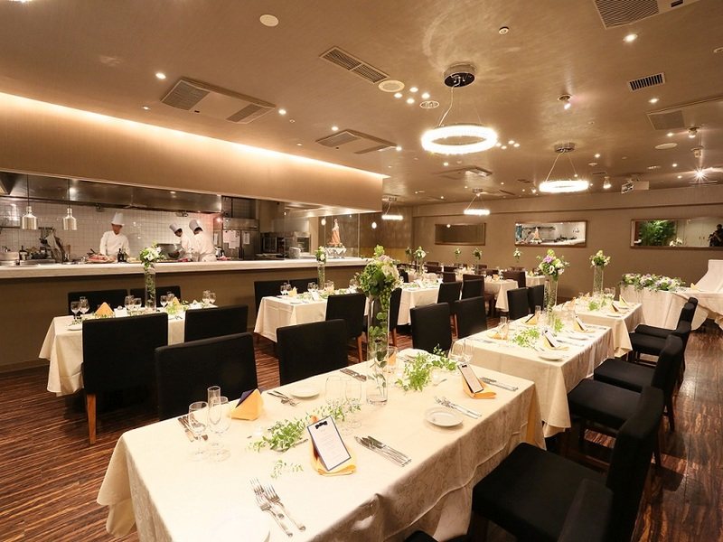 【グランディール】
オープンキッチンが特徴のアットホームな雰囲気の貸切レストラン
立食150名様、着席80名様のご案内が可能となります。