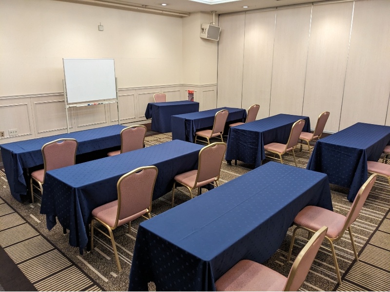 2F会議室ローズⅡ　試験会場一例
　本試験会場