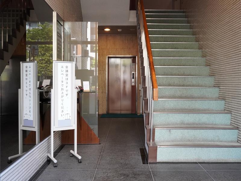 エントランスを入りましたら奥のエレベーターで3階までお上がりください。(雨天時はエントランス内の傘立てをご利用ください)