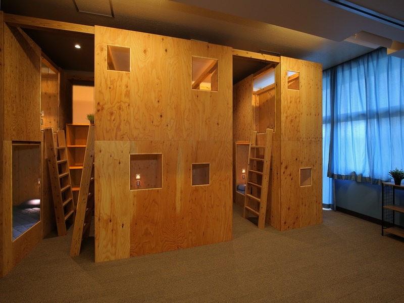 201号室-206号室　2段ベット8名
フリーWi-Fi/かく1号室-206号室　2段ベット8名
フリーWi-Fi/各ベッドにコンセント有