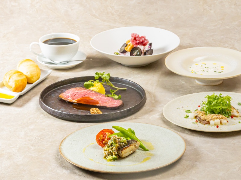 お料理は洋食コース・和食コース・ビュッフェなど、お集まりのご趣旨に応じて幅広くご提案させていただきます