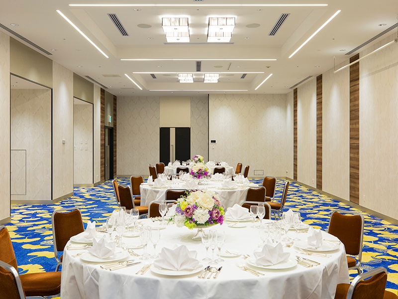 中宴会場【 Icho -銀杏-】
ホテルオークラのデザインパターンとして親しまれてきた銀杏の葉をあしらった宴会場。各種会議から懇親会、アットホームなご婚礼までさまざまな目的にご利用いただけます。