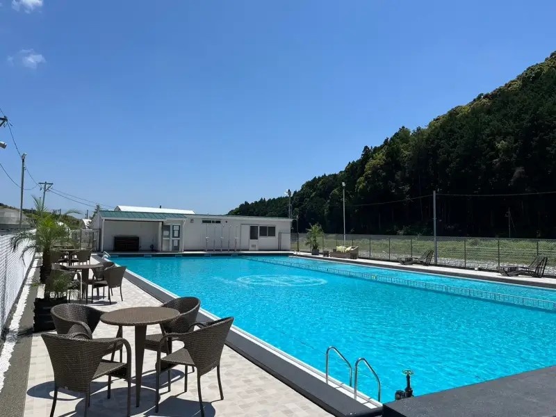 夏季限定オープン、青空のもとで楽しめる屋外プール