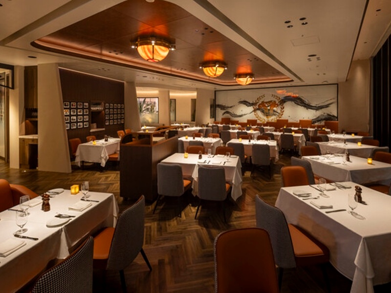 デザインコンセプトは、【East meets West（東洋と西洋の融合）】
ラグジュアリーでクラシックな店内は心地よい空間です。