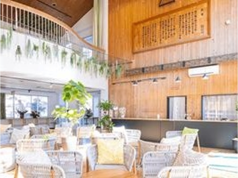 木のぬくもりあふれる、開放的なラウンジスペース