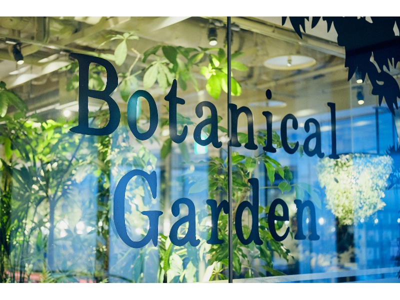 店内のガラス窓に写真などを張り付け頂く事も出来ます。