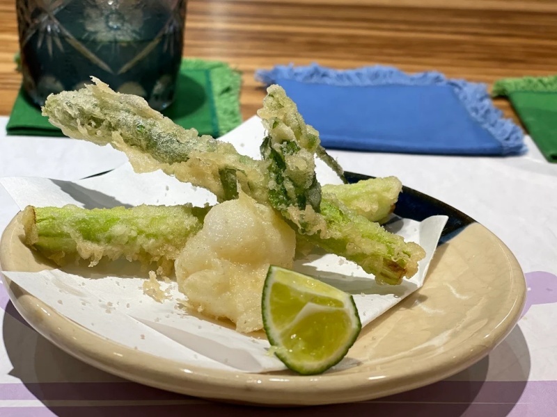 旬のお野菜をふっくらと揚げた天ぷら。軽やかな仕上がりで、素材本来のみずみずしい甘みをお楽しみいただけます。