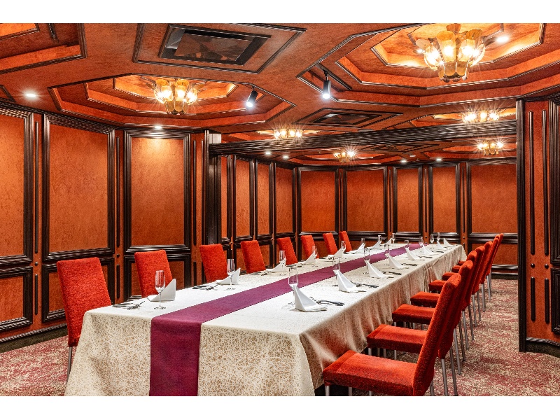 パーティースペースガーネット　BCルーム（B1)
会食形式