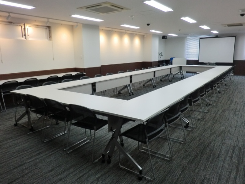 【Room4A】利用例：ロの字スタイル　※スクールスタイルでの貸出しです。ロの字へ変更はお客様にてお願いいたします。
