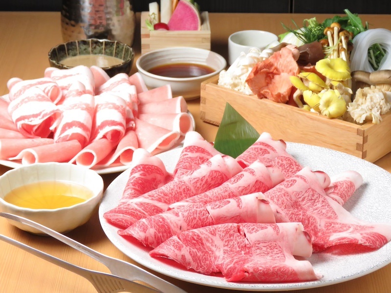 A4A5黒毛和牛【セット+豪華日本酒など２H飲み放題付】《すき焼きorしゃぶしゃぶ》5,500円コース◆霜降りロースと赤身＆国産豚、こだわり野菜に舌鼓