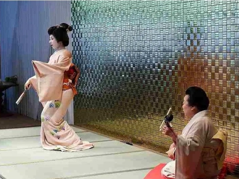 【アトラクション】
特別な時間にするために欠かせないのが｢ 演出 ｣ 。
祇園から程なく近い会場のKOTOWAでは、 舞妓の演出もオプションとしてお楽しみいただくことも可能です。