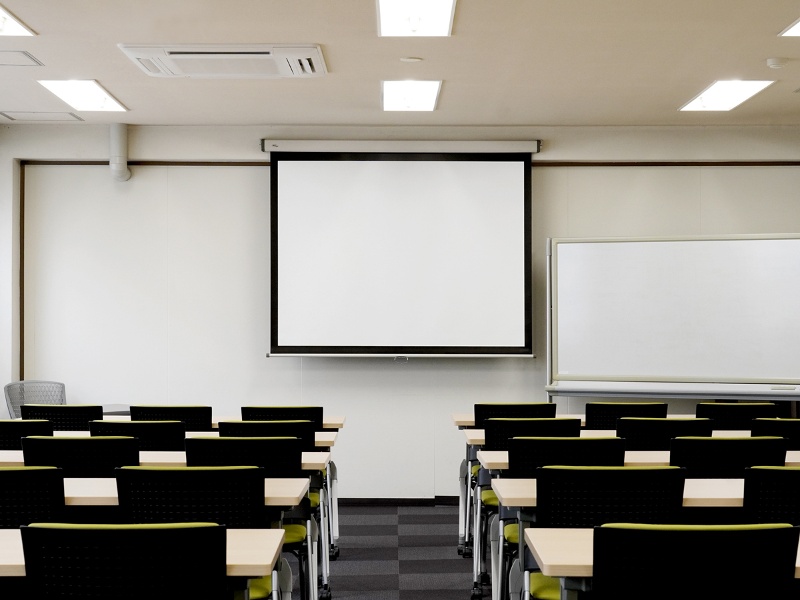 【第一+第二会議室】をご利用の際には、スクリーンとプロジェクターが無料で使用できます。予約時にお申し付けください。