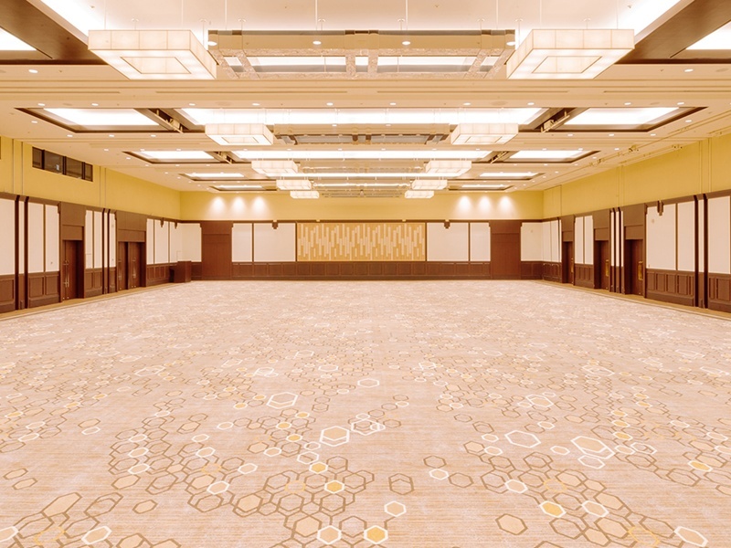 同窓会・懇親会・歓送迎会などのパーティーをはじめ、社員総会・周年パーティ・アワード・入社式など企業イベントまであらゆる催しに対応できます。
会場前のロビー(約400m²)に専用クロークの設備も可能です。
また、会場を半分に仕切って中宴会場としてもご利用いただけます。