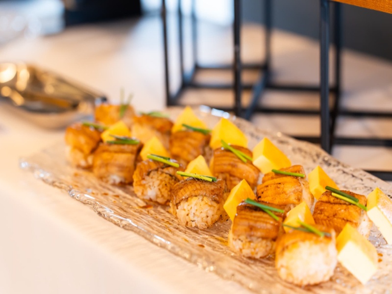 お料理イメージ
ビュッフェ料理：穴子のてまり寿司＆カステラ玉子
着席　21～56名
立食　21～100名
季節によりメニュー内容に変更がある可能性があります。
※ビュッフェは21名様より承ります。