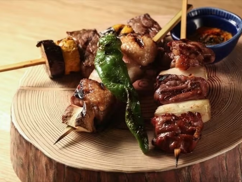【お料理（例）】
厳選肉の溶岩グリル＜LAVAROCK＞
当店のイチオシメニューは溶岩石（LAVAROCK）で仕上げたジューシーなグリル料理をご堪能ください。
