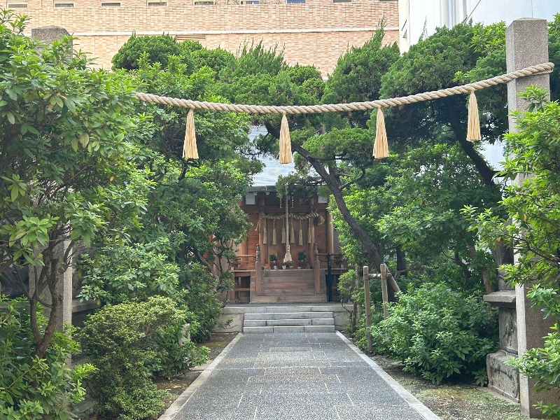 ■若宮商工稲荷神社

大阪商工会議所の敷地内に商売繁盛を願う神社があります。五代友厚ゆかりの神社です。