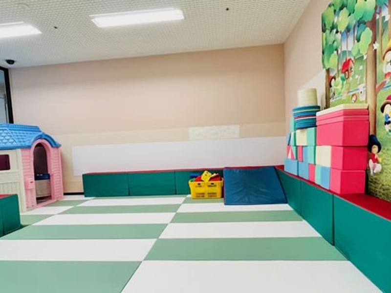 キッズスペース
本館1階にあるキッズスペースではクッション性のあるマットレスと軽めでカラフルな遊具を備えております。
（保護者同伴をお願いしております。）