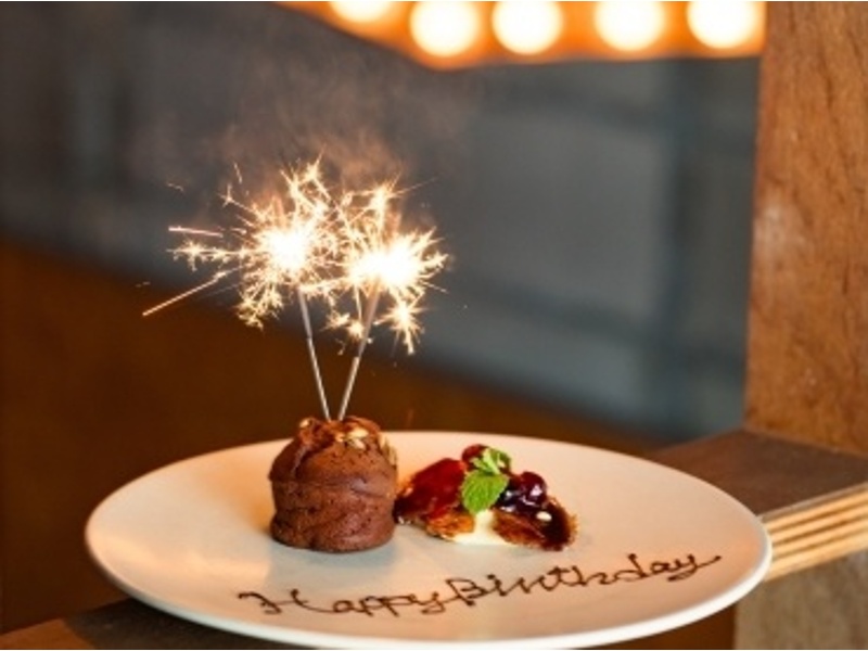 バースデープレートのサプライズ演出にも対応。誕生日や記念日の宴会を、本格ドイツ料理とクラフトビールで盛大にお祝いしましょう。