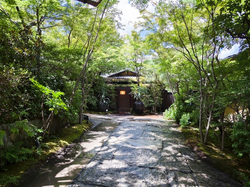 風光明媚な京都東山の麓の1700坪の敷地には大小5つの会場が点在し、インテリアや窓からの景色はそれぞれに趣が異なり様々な用途でご利用いただけます。20名様から5つの会場全てを貸し切って最大500名様までご案内可能です。
