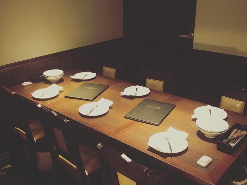 4名様から最大16名様まで対応の半個室をご用意。接待や会食、女子会など幅広いシーンにぴったりの落ち着いた空間で、大切なひとときをお過ごしください。