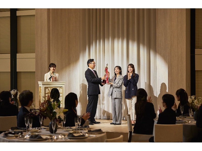 企業の式典や記念パーティーに最適な、厳粛で華やかな宴会シーンを演出