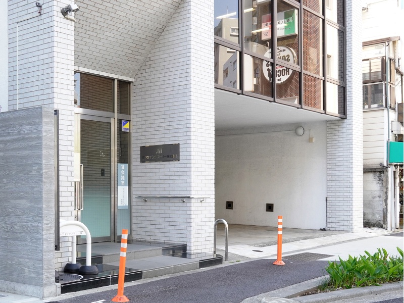 写真左のガラス扉が入口です。