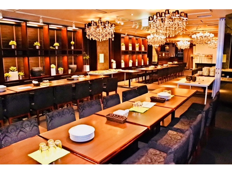 【最大着席120名】
柱など遮る物がないので全体が見えます。