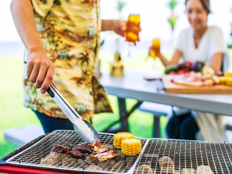 どこまでも広がる芝生を眺め海風を感じながら過ごす、ルイガンズのリゾートバーベキュー。BBQに必要なものは全て揃っているので手ぶらでお楽しみいただけます。