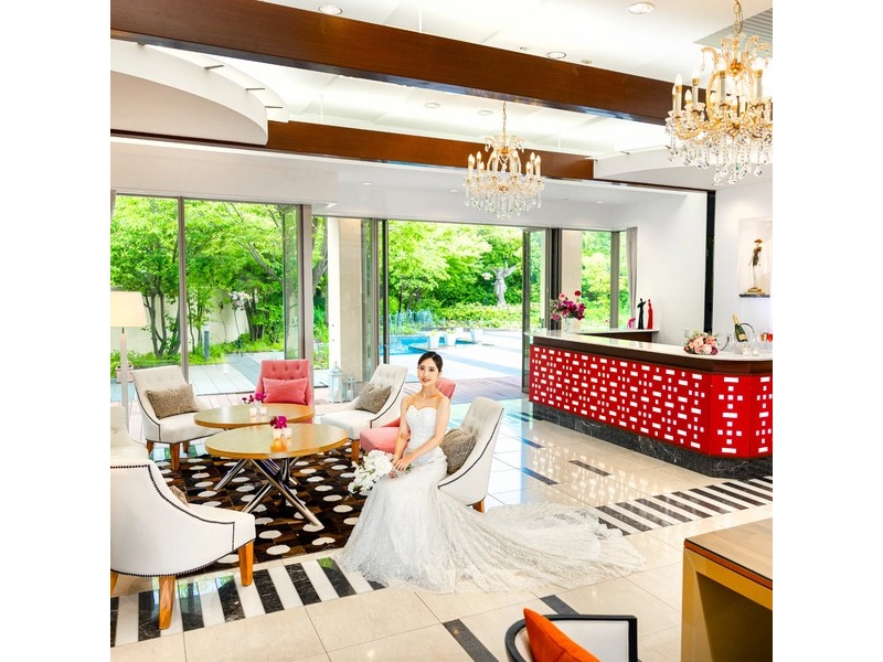 メゾン・ド・フルールは、美しく清らかに咲く花をテーマに季節の花々が咲き誇る華やかな邸宅です。