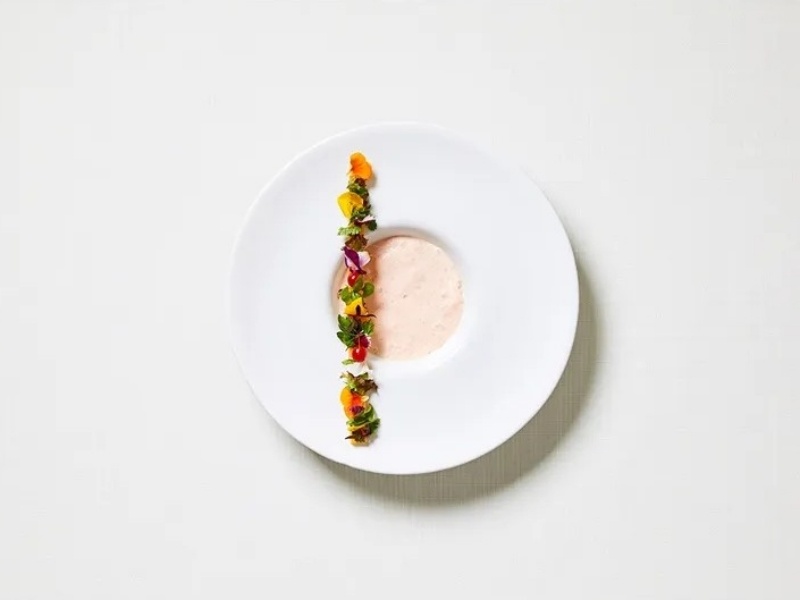【お料理】
ナチュラルフレンチ〜大和キュイジーヌ・クラシック～大和牛や大和野菜など地産の食材を贅沢に使い、季節感を大切にした最高のアレンジでご提供いたします。

