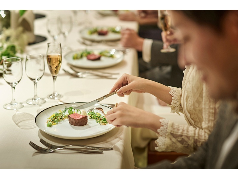 【料理のこだわり】
厳選された産地直送の旬の食材をふんだんに使い、受け継がれてきた伝統技法を用いて季節に合わせた最高のアレンジでご提供致します。自然の恵みを主役にした、シェフこだわりの美食をぜひお愉しみください。