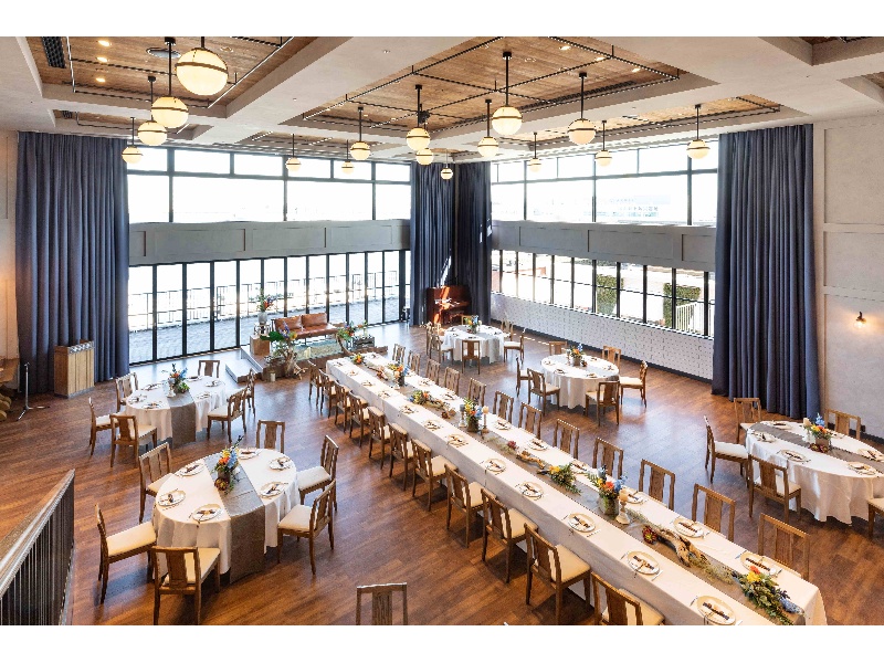 ３Fバンケットルーム
吹き抜けの天井が開放的な空間に。光と空と海が居心地の良い高級感を演出。階段などの付帯設備も充実しているから、宴会などの余興にも利用できます
