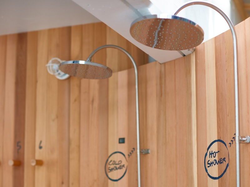 13℃の冷水シャワーも完備しており、シャワーの後のプールは格別の気持ちよさです