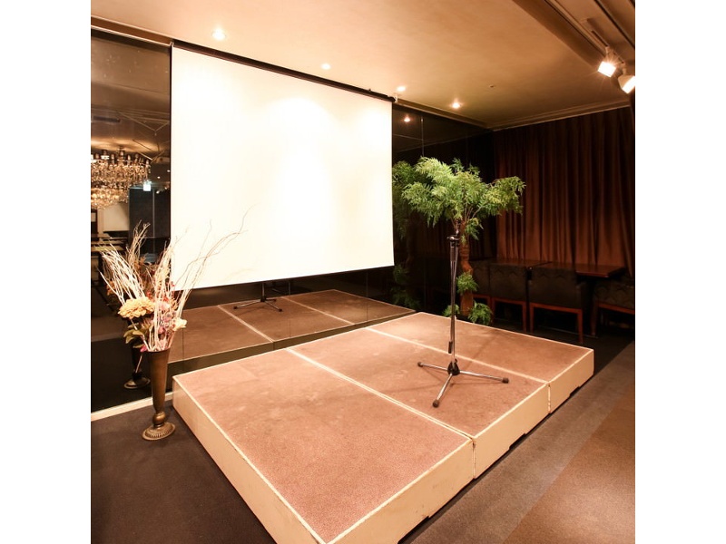 ステージ・スクリーンプロジェクター完備
ステージは移動可能です